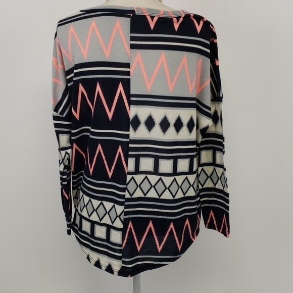 LOVE Republic Geometric Design Long Sleeve Top - Picture 2 of 9